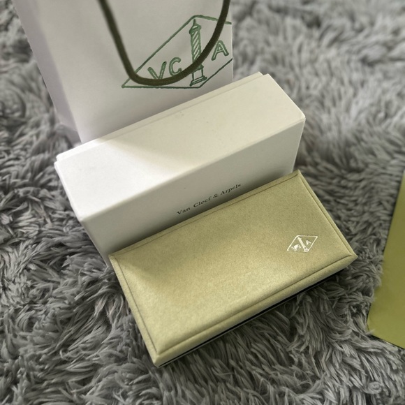 Van Cleef & Arpels Gold and Cream Bracelet - Picture 3 of 15